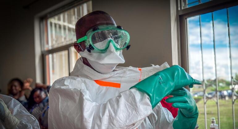 Un agent de santé au Kenya revêt son équipement de protection individuelle complet lors d'un exercice de formation à la réponse aux épidémies.